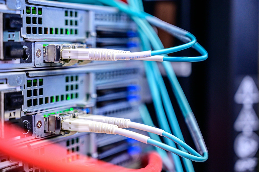 implementazione Cavi di fibra ottica appena installati in un data center per potenziare le connessioni di rete.