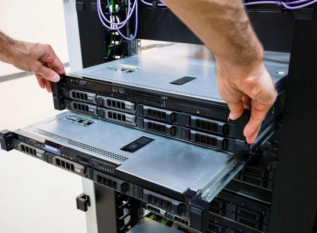 technical-support Professionista IT al lavoro, fornendo supporto tecnico su server e hardware aziendale.